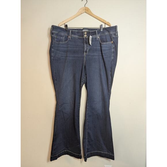NWT Torrid Super Soft Mid-Rise Flare Jeans in Lunation Wash - Picture 2 of 7